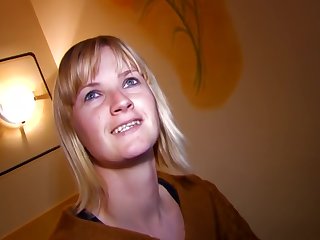 Blondes Zurueckhaltendes Maedchen Am Ende Willig