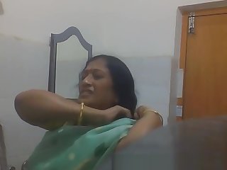 Indian Bengali Mammy Aunty Wasted be advisable for try for Saree to Euphemistic go to the men's